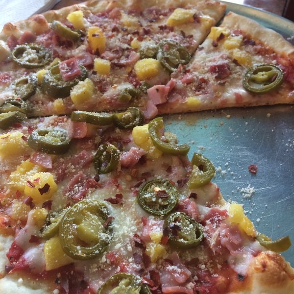 Foto diambil di D&#39;Allesandro&#39;s Pizza oleh Brice G. pada 8/15/2014