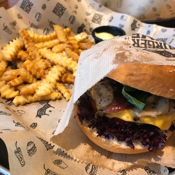 11/17/2018 tarihinde ESRAziyaretçi tarafından Burger Home'de çekilen fotoğraf