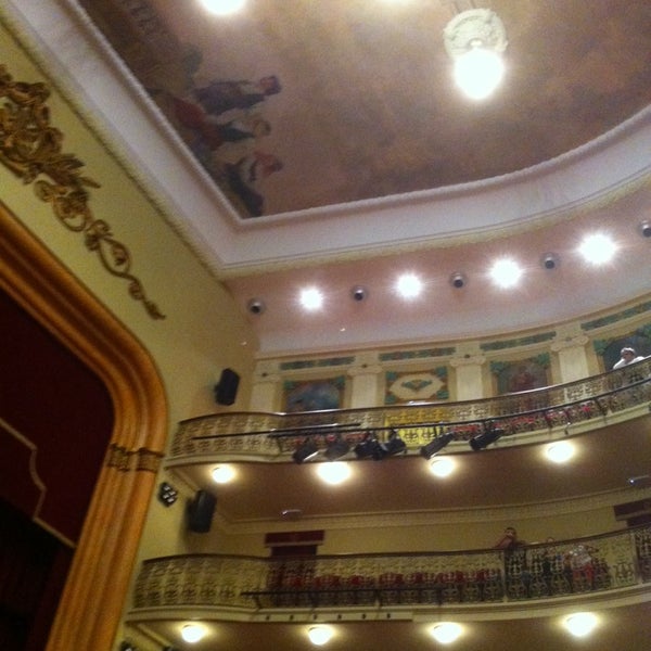 Foto tirada no(a) Teatro Leal por Monica S. em 10/4/2014