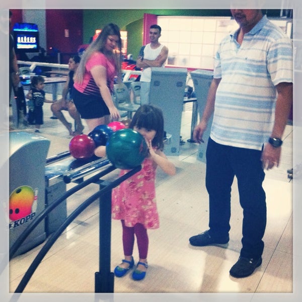 5/3/2014 tarihinde Adriana C.ziyaretçi tarafından Star Bowling'de çekilen fotoğraf