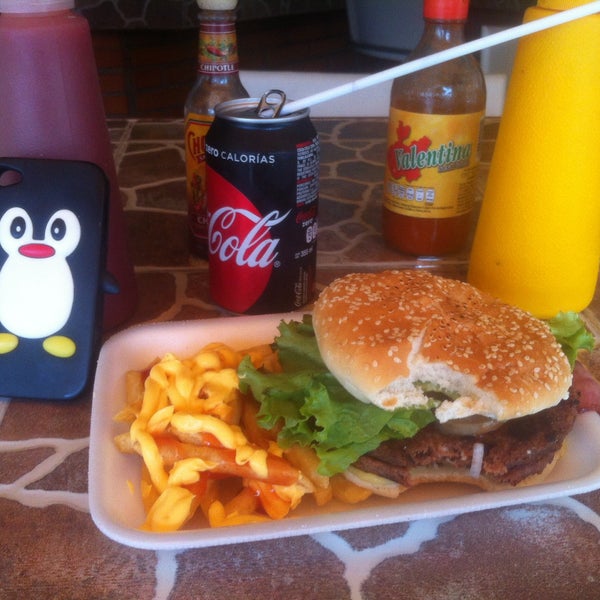รูปภาพถ่ายที่ Pepe&#39;s burger snacks     Cuando usted la prueba lo comprueba, La mejor! โดย Manuel D. เมื่อ 7/26/2016