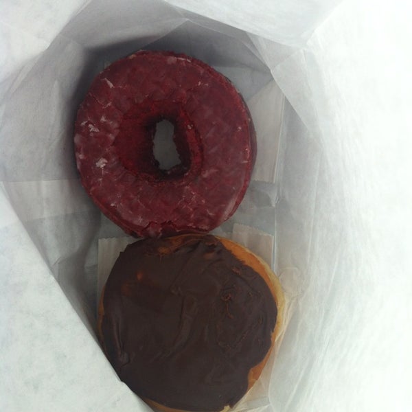 รูปภาพถ่ายที่ Paula&#39;s Donuts โดย Erynn H. เมื่อ 4/7/2013