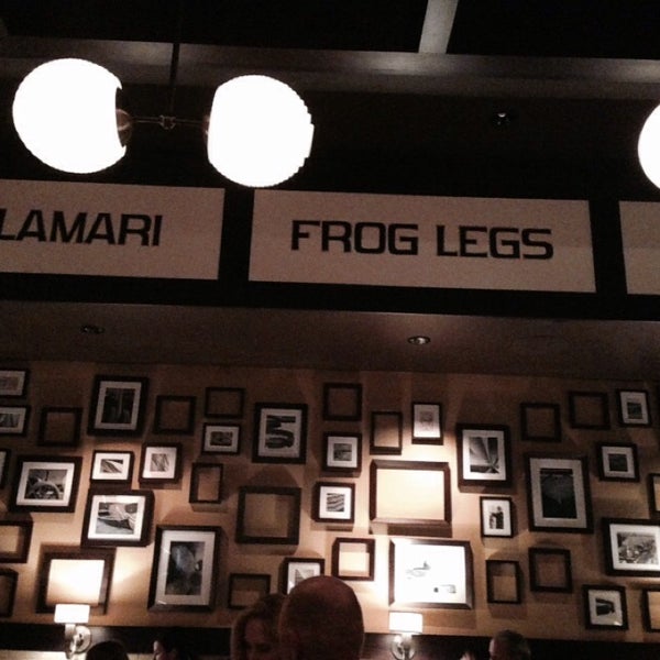 Снимок сделан в Hugo&#39;s Frog Bar &amp; Chop House пользователем carol g. 9/29/2014