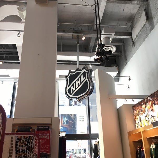 Das Foto wurde bei NHL Store NYC von Paul B. am 9/11/2017 aufgenommen