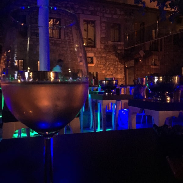 Foto diambil di Küba Restaurant &amp; Lounge Bar oleh Yasemin B. pada 8/27/2019