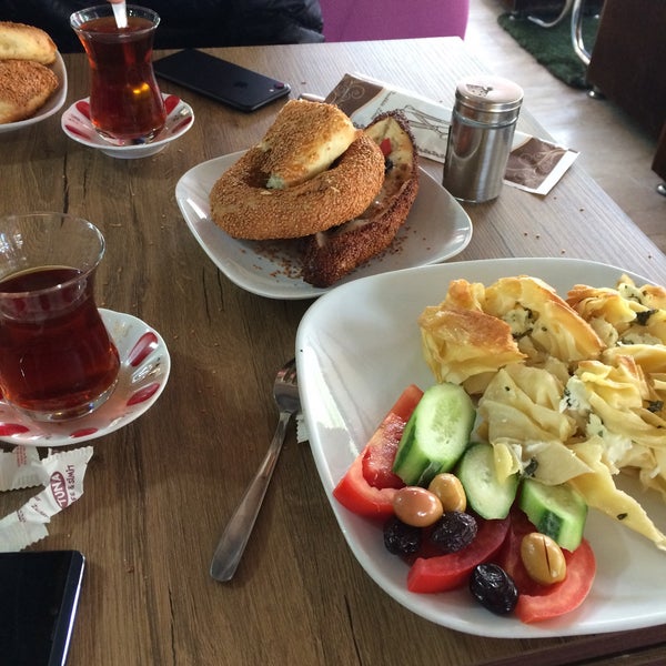 รูปภาพถ่ายที่ Tuna Simit Cafe โดย Barış K. เมื่อ 10/29/2016