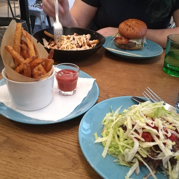 Excellent food and service. Got my burger bun free wrapped in salad (could've been bigger though). Nice French fries and custom sodas from the tap.