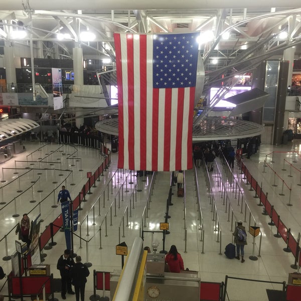 Снимок сделан в Международный аэропорт имени Джона Кеннеди (JFK) пользователем Aida R. 2/13/2017