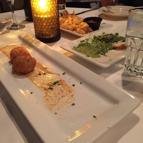 Foto diambil di Tony Moran&#39;s Restaurant oleh Nobu H. pada 11/20/2014