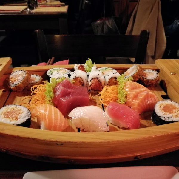 รูปภาพถ่ายที่ Tokyo Sushi โดย Tamara T. เมื่อ 3/13/2018
