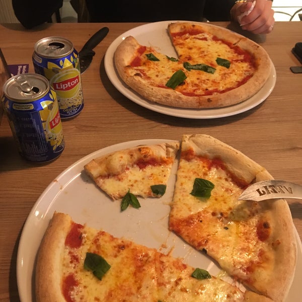 รูปภาพถ่ายที่ Del Popolo Pizza โดย Emma เมื่อ 12/16/2016