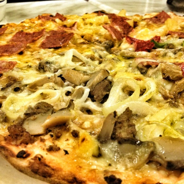 Das Foto wurde bei Calda Pizza von Jasper A. am 8/17/2013 aufgenommen