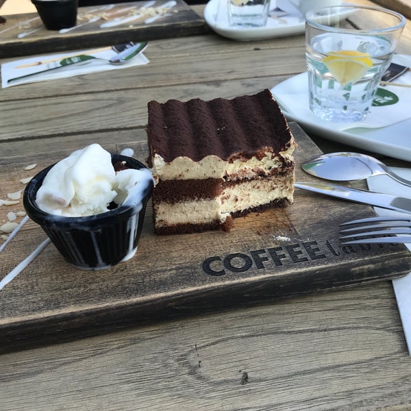 Das Foto wurde bei Coffee Table von Zynp am 9/5/2018 aufgenommen