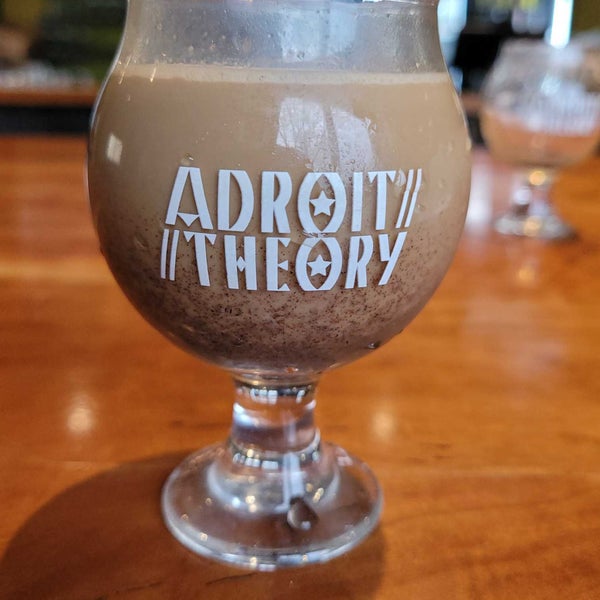 รูปภาพถ่ายที่ Adroit Theory Brewing Company โดย Michael K. เมื่อ 12/7/2022