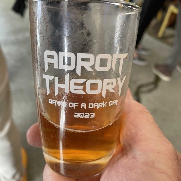 Снимок сделан в Adroit Theory Brewing Company пользователем R&amp;J&#39;s P. 3/25/2023