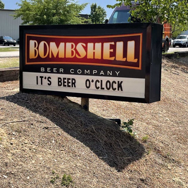 Foto diambil di Bombshell Beer Company oleh R&amp;J&#39;s P. pada 6/8/2022