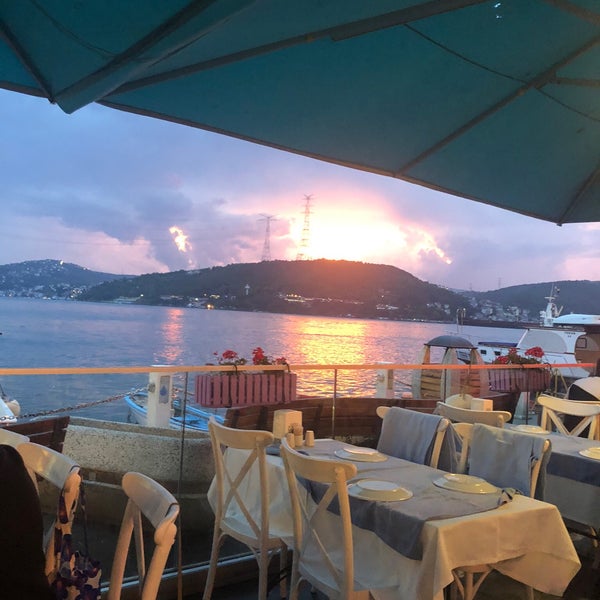 Снимок сделан в Çapari Restaurant пользователем Sinan K. 8/18/2019