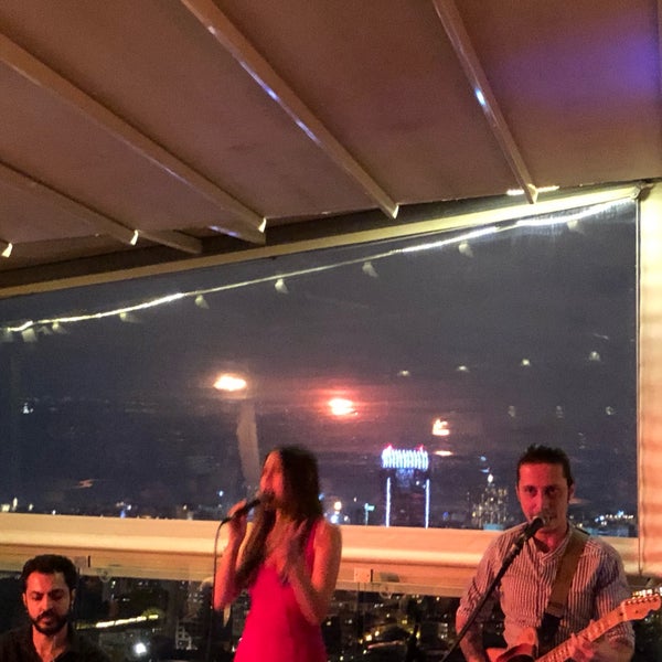 รูปภาพถ่ายที่ Summit Bar &amp; Terrace โดย Sinan K. เมื่อ 10/6/2019