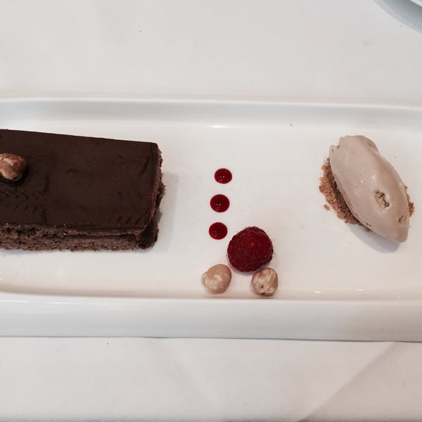 Das Foto wurde bei L&#39;Ecole- Restaurant of the International Culinary Center von Catherine am 7/22/2015 aufgenommen