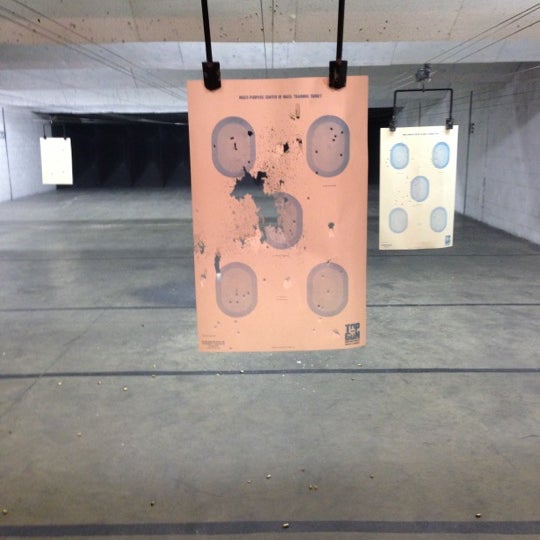 รูปภาพถ่ายที่ Top Gun Shooting Sports Inc โดย Brian C. เมื่อ 12/19/2012