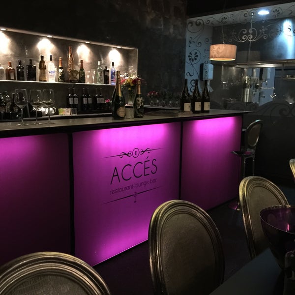 Das Foto wurde bei Accés Restaurant Lounge von Aabbcc am 10/22/2015 aufgenommen