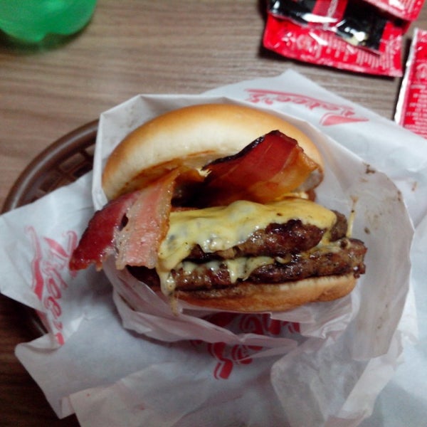 Снимок сделан в Tatoe&#39;s Burger пользователем Diogo F. 4/23/2014