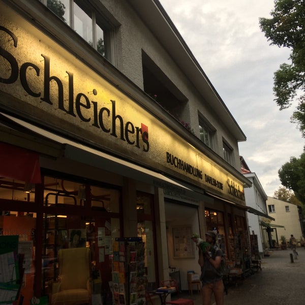 Photo taken at Schleichers Buchhandlung by Intelli U. on 8/16/2016