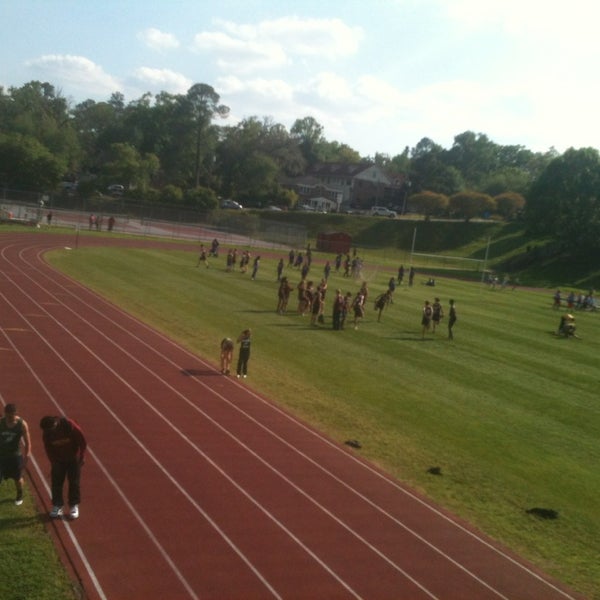 High school track and field. Алина пехтерева легкая атлетика. Легкая атлетика дети осень. Track meet. Легкая атлетика школьницы.