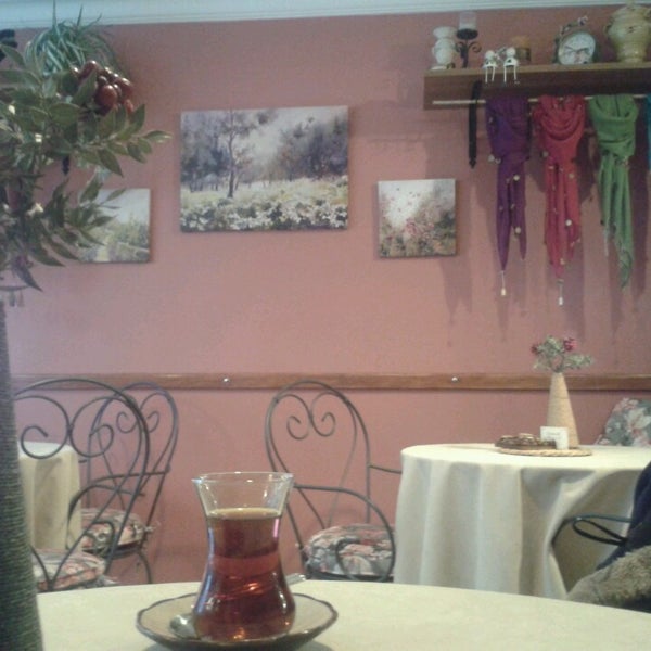 Foto tirada no(a) Caramelle Aksesuar &amp; Cafe por Bilge K. em 12/24/2013