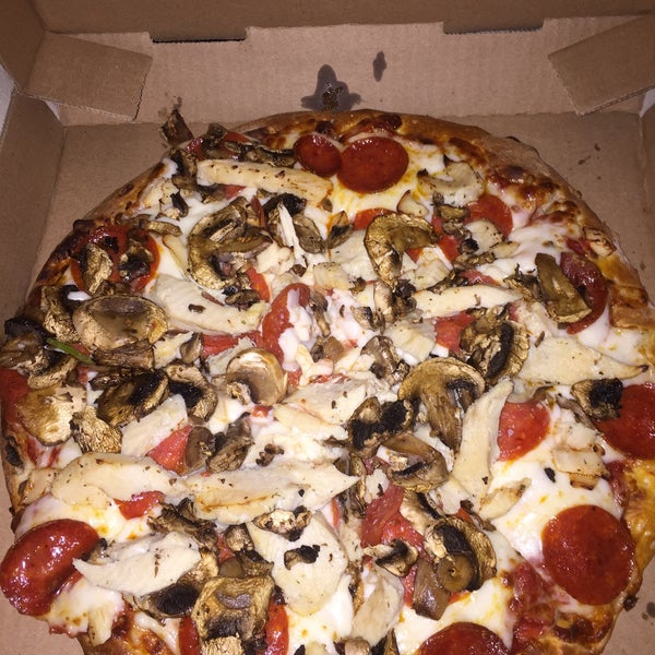 Das Foto wurde bei Laventina&#39;s Big Cheese Pizza von Ibrahim A. am 8/6/2016 aufgenommen