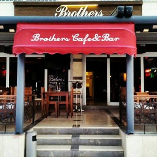 Das Foto wurde bei Brothers Cafe &amp; Bar von Brothers Cafe &amp; Bar am 8/17/2015 aufgenommen