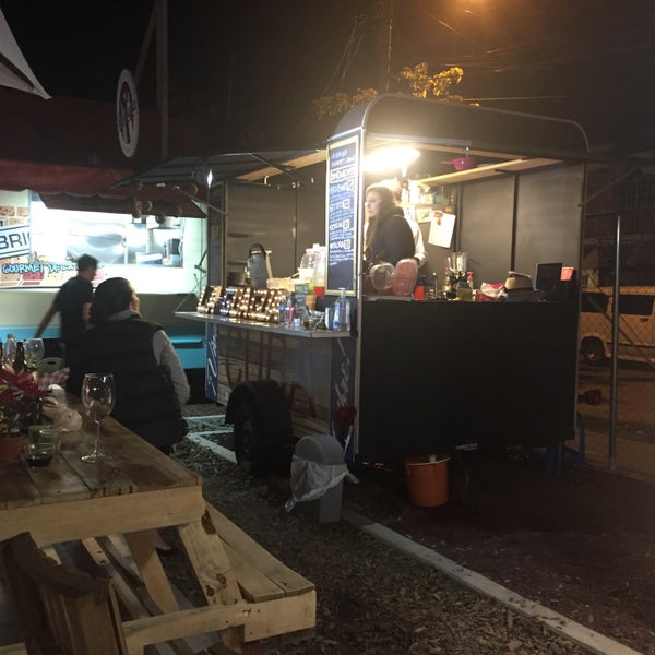 Foto diambil di Nómadas Street Food oleh A C. pada 12/6/2015