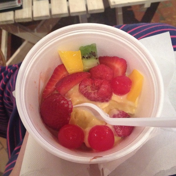 Photo taken at Surfin&#39; Spoon Frozen Yogurt Bar by Courtney S. on 7/31/2014