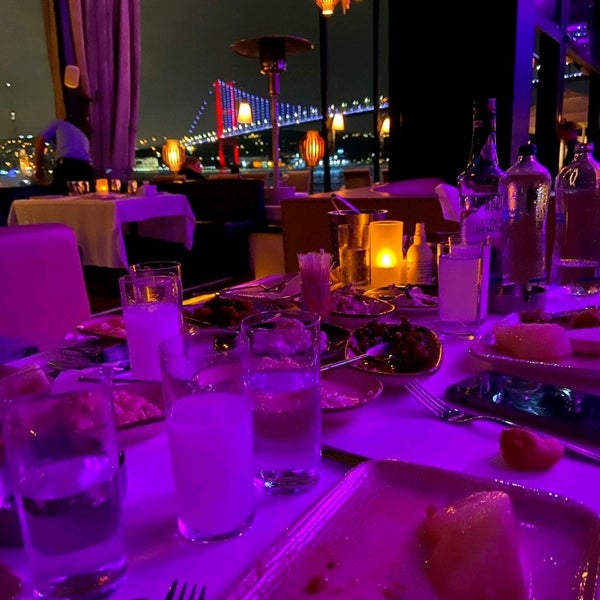 Das Foto wurde bei Aslanım Bar &amp; Bira Evi &amp; Restaurant von ♛ⒽⒶⓎⓇⓊⓁⓁⒶⒽ ⒹⓄĞⓇⓊ♛™ . am 10/9/2021 aufgenommen