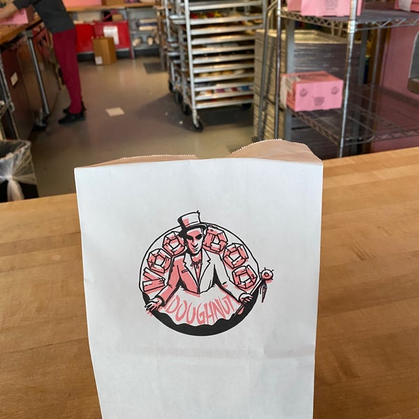 9/10/2022 tarihinde Greg G.ziyaretçi tarafından Voodoo Doughnut'de çekilen fotoğraf