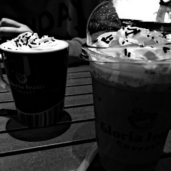Photo taken at Gloria Jean&#39;s Coffees by Miray B. on 9/23/2016