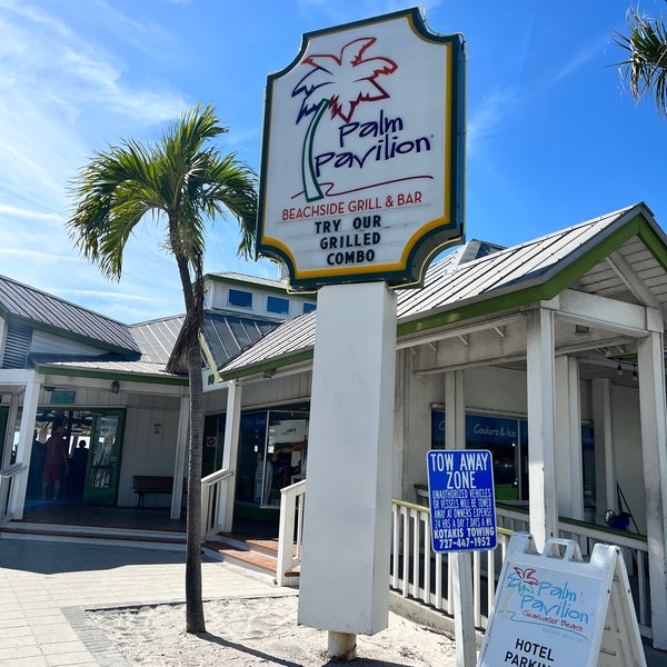 Foto scattata a Palm Pavilion Beachside Grill &amp; Bar da Jesse M. il 4/7/2023