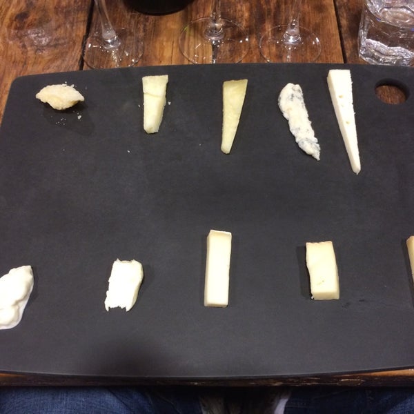 5/31/2014 tarihinde Robert W.ziyaretçi tarafından Scardello Artisan Cheese'de çekilen fotoğraf