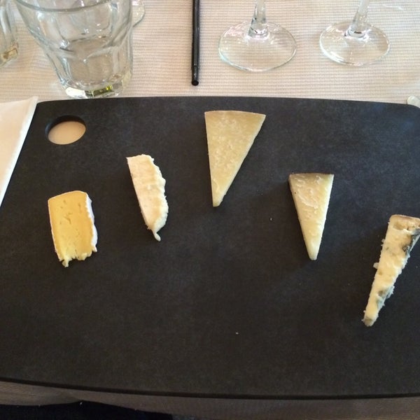5/1/2014 tarihinde Robert W.ziyaretçi tarafından Scardello Artisan Cheese'de çekilen fotoğraf