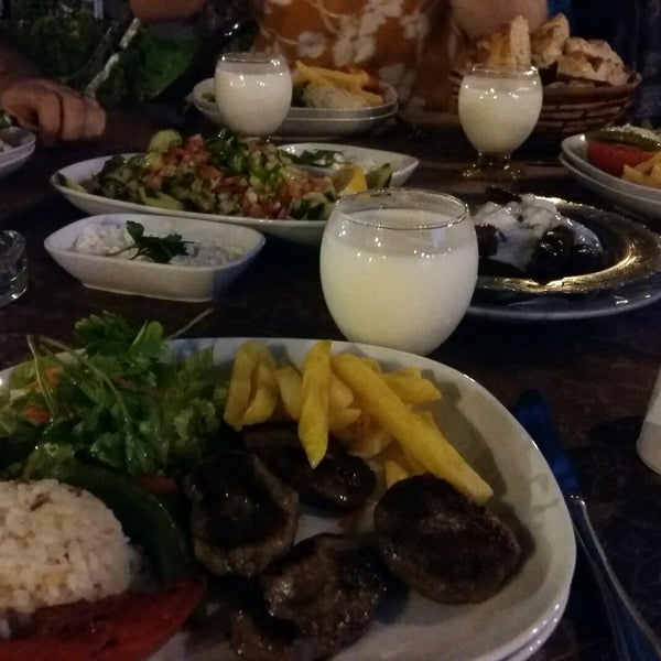 Foto diambil di Safir Konak Hotel &amp; Restaurant oleh Gamze E. pada 5/31/2019