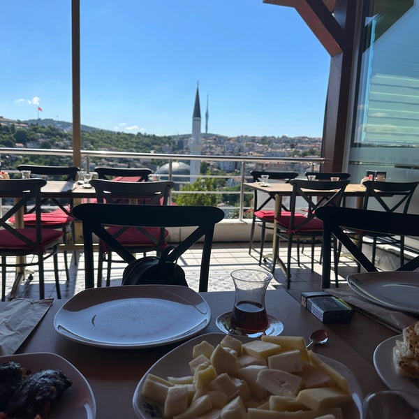 Foto diambil di Dilruba Restaurant oleh Aslıhan A. pada 7/29/2023