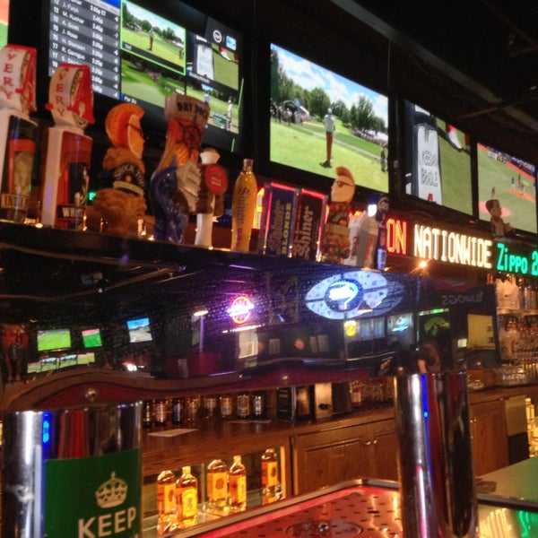 Foto tirada no(a) The Sportsbook Bar &amp; Grill por Judson D. em 8/27/2013