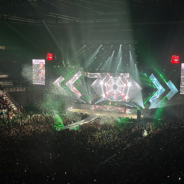 รูปภาพถ่ายที่ O2 arena โดย Petr Š. เมื่อ 11/26/2023