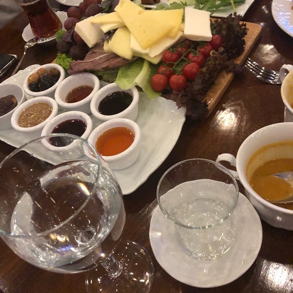 Das Foto wurde bei Kile Restaurant von seyma am 5/30/2019 aufgenommen