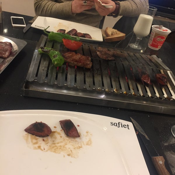 รูปภาพถ่ายที่ Safiet Steakhouse โดย Furkan Ç. เมื่อ 2/21/2018