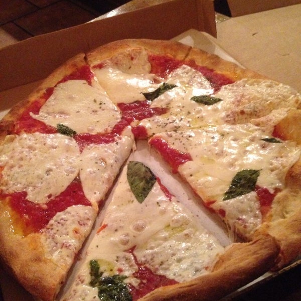 Foto diambil di La Nonna Pizzeria Trattoria Paninoteca oleh Naomi L. pada 7/21/2014