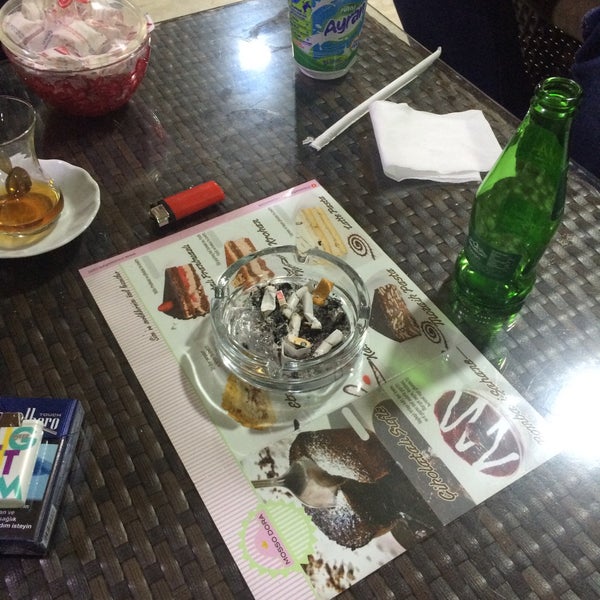 Das Foto wurde bei Ayışığı Cafe Nargile ve Restaurant von AKerim🏡✔️🎱🏗 am 5/28/2016 aufgenommen