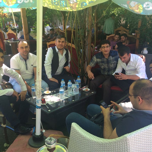 Das Foto wurde bei Ayışığı Cafe Nargile ve Restaurant von AKerim🏡✔️🎱🏗 am 7/17/2015 aufgenommen