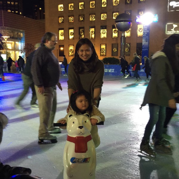 Снимок сделан в Union Square Ice Skating Rink пользователем Tracy C. 12/17/2015