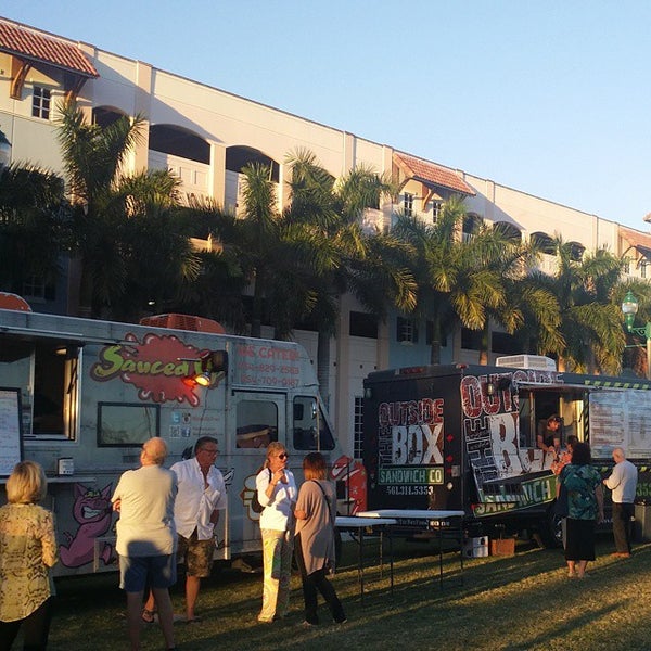 รูปภาพถ่ายที่ Old School Square โดย Gourmet Truck Expo เมื่อ 10/17/2014